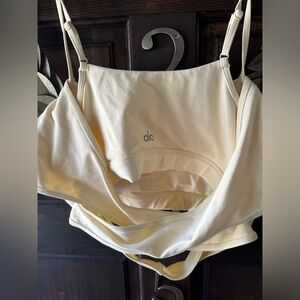 NWOT- Criss cross alo sports bra, extra support with 3 bands. Size large. 💪🏼
